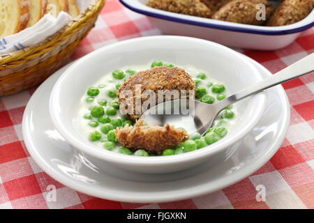 Pois vert fozelek (épais) ragoût de légumes et frites (fasirt meatball), cuisine hongroise Banque D'Images