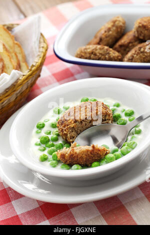 Pois vert fozelek (épais) ragoût de légumes et frites (fasirt meatball), cuisine hongroise Banque D'Images