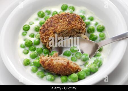 Pois vert fozelek (épais) ragoût de légumes et frites (fasirt meatball), cuisine hongroise Banque D'Images