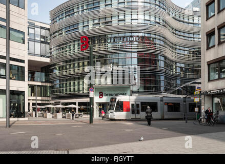 Le Tram passant le Kö Bogen à Düsseldorf, NRW, Allemagne voir l'historique. Banque D'Images