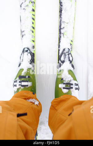 Les chaussures de ski et les skis dans la neige Banque D'Images