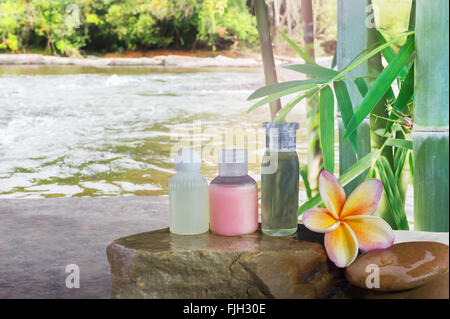 Mini jeu de bain moussant et gel douche liquide et de fleur de frangipanier à pebble rock et green nature sensation spa détente Banque D'Images