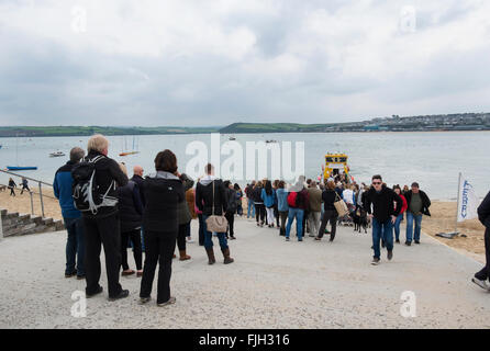 Les personnes en attente dans une file d'attente pour le ferry de Tor Noir Rock à Padstow, Cornwall, UK. Banque D'Images