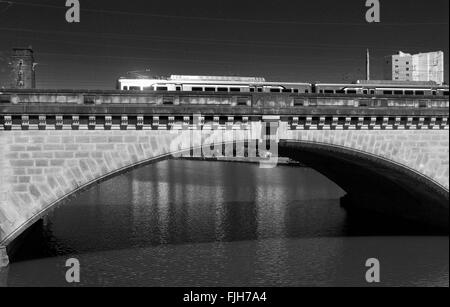 Passage à niveau train SEPTA la rivière Schuylkill à Philadelphie, PA Banque D'Images