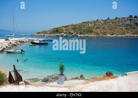 La natation de personnes dans l'eau turquoise à Agios Nikolaos, sur l'île de Zakynthos en Grèce Banque D'Images