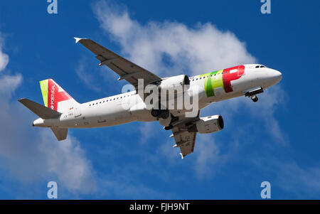 TAP Portugal un Airbus A320-214 qui décolle de l'aéroport El Prat de Barcelone, Espagne. Banque D'Images