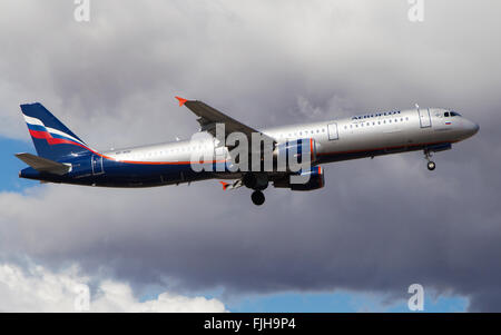 Un Airbus A321-211 Aeroflot décollant de l'aéroport El Prat de Barcelone, Espagne. Banque D'Images