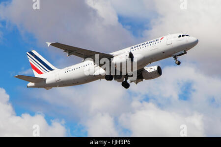 Un Airbus A320-214 d'Air France au décollage de l'aéroport El Prat de Barcelone, Espagne. Banque D'Images