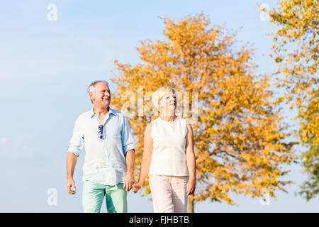 Couple, femme et homme, ayant à pied on meadow Banque D'Images