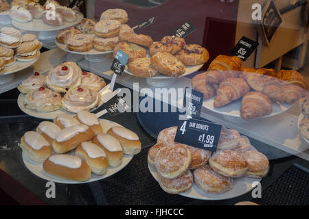 Des gâteaux dans la fenêtre boulangers Letchworth Garden City, Hertfordshire, Royaume-Uni Banque D'Images