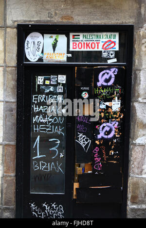 Free Palestine / Israël anti autocollants en langue basque sur une porte en cas Viejo, Bilbao, Pays Basque, Espagne Banque D'Images