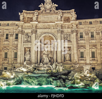 Vue de la nuit de l'eau, des statues et des roches artificielles dans l'architecture de la fontaine romaine Banque D'Images