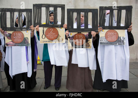 Les femmes égyptiennes qui protestaient contre l'effet de la régime Sisi sur les droits des femmes et vit en Egypte. Londres, Royaume-Uni. Banque D'Images