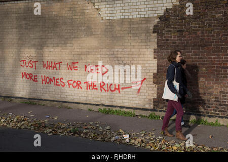 Manifestations à propos de l'absence de graffiti de maisons abordables hors d'un site autorisé pour le développement du logement principal à Deptford, le sud de Londres, au Royaume-Uni. Tout ce que nous avons besoin, plus d'habitations pour les riches. Cette protestation illustre l'écart de revenu au Royaume-Uni et le fait que la plupart des maisons en construction à Londres sont trop chers pour les gens sur un salaire normal. Banque D'Images