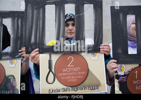 Les femmes égyptiennes qui protestaient contre l'effet de la régime Sisi sur les droits des femmes et vit en Egypte. Londres, Royaume-Uni. Banque D'Images