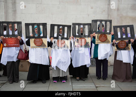 Les femmes égyptiennes qui protestaient contre l'effet de la régime Sisi sur les droits des femmes et vit en Egypte. Londres, Royaume-Uni. Banque D'Images