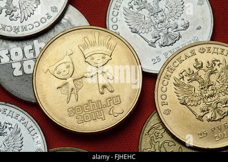 Coins de la Russie. Les mascottes des Jeux paralympiques d'hiver de Sotchi 2014 représenté dans la pièce commémorative russe rouble 25. Banque D'Images