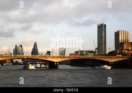 Bus à impériale rouge crossing Waterloo Bridge, South Bank Tower (R), les gratte-ciel modernes en arrière-plan, Londres, Angleterre. Banque D'Images