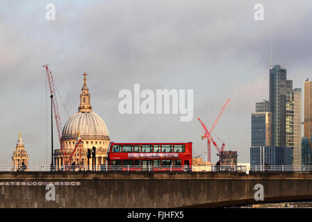 Bus à impériale rouge crossing Waterloo Bridge, la Cathédrale St Paul dome en arrière-plan, Londres, Angleterre. Banque D'Images