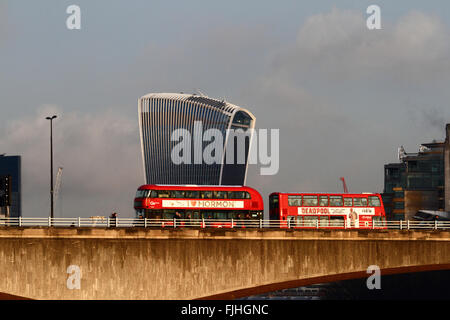 Autobus rouge crossing Waterloo Bridge, 20 Fenchurch Street Le bâtiment 'Walkie-Talkie' en arrière-plan, Londres, Angleterre. Banque D'Images