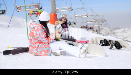 Deux snowboarders féminins attrayants Banque D'Images