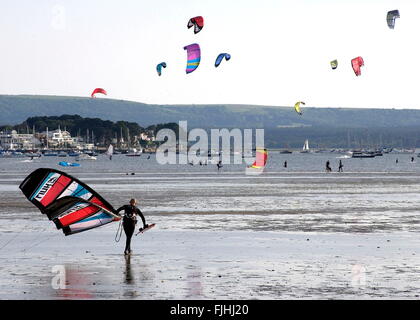 AJAXNETPHOTO. Le port de Poole, en Angleterre. - KITE SURFEURS - CHEFS D'UN SURFER À TRAVERS LES vasières à marée basse. ROYAL MOTOR YACHT CLUB À BANCS PEUT ÊTRE VU L'EXTRÊME GAUCHE. PHOTO:JONATHAN EASTLAND/AJAX REF:TKZ 2007 1 Banque D'Images