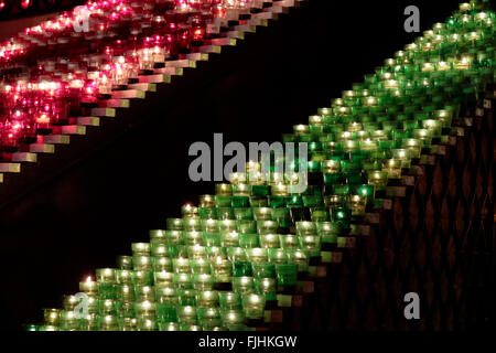 Image incroyable avec le vert et rouge des bougies dans l'église Banque D'Images