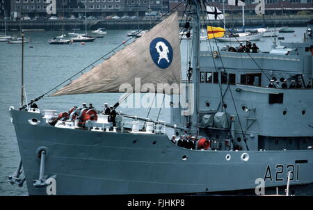 AJAXNETPHOTO. 25ème juin, 1977. PORTSMOUTH, Angleterre. Dernier navire à voile - MARINE - H.M.S. Récupérer, LA ROYAL NAVY SHIP SUPPORT DE PLONGÉE, DE QUITTER LE PORT À LA VOILE POUR PRENDRE SON JUBILÉ D'ARGENT REVUE DE LA FLOTTE POSITION À SPITHEAD. PHOTO:JONATHAN EASTLAND/AJAX REF:703546. Banque D'Images