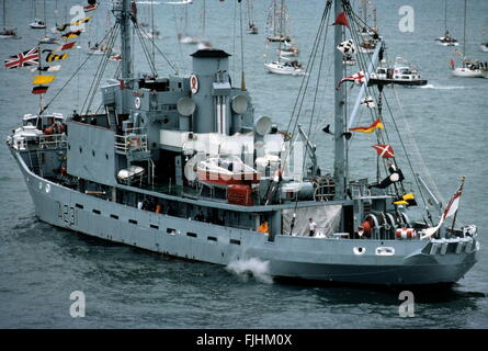 AJAXNETPHOTO. 25ème juin, 1977. PORTSMOUTH, Angleterre. Dernier navire à voile - MARINE - H.M.S. Récupérer, LA ROYAL NAVY SHIP SUPPORT DE PLONGÉE, LE PORT DE DÉPART POUR PRENDRE SON JUBILÉ D'ARGENT REVUE DE LA FLOTTE POSITION À SPITHEAD. PHOTO:JONATHAN EASTLAND/AJAX REF:909234. Banque D'Images