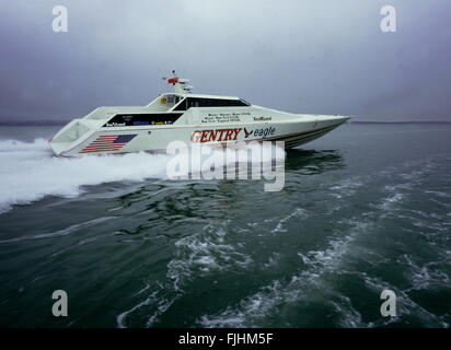 AJAXNETPHOTO. 1989. SOLENT, ANGLETERRE - RECORDS - L'AMÉRICAIN 114FT RACING BATEAU GENTRY EAGLE EN VITESSE DANS LE SOLENT. PHOTO:JONATHAN EASTLAND/AJAX REF:880222 Banque D'Images