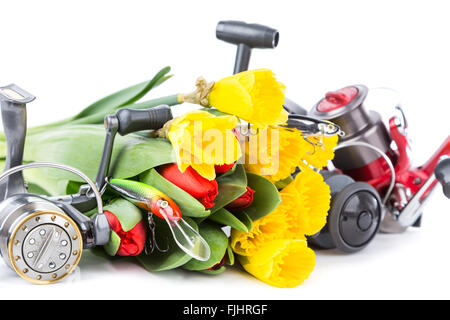 Matériels de pêche avec des fleurs de printemps narcisses et tulipes sur fond blanc pour l'extérieur pour les femmes d'affaires actif présent Banque D'Images