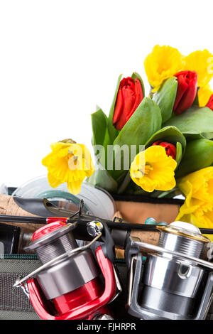 Matériels de pêche avec des fleurs de printemps narcisses et tulipes sur fond blanc pour l'extérieur pour les femmes d'affaires actif présent Banque D'Images