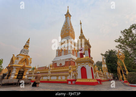 Wat Phra That Phanom Temple pendant le coucher du soleil à province de Nakhon Phanom, Thaïlande Banque D'Images