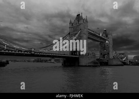 Tower Bridge at night, image en noir et blanc Banque D'Images