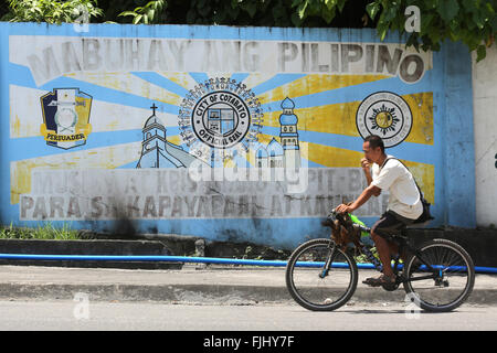 Sceau de la ville de la ville de Cotabato sur un mur à Cotabato. L'île de Mindanao, aux Philippines. Traduction : Longue vie aux Philippines - Chrétiens et Musulmans main dans la main pour la paix et le développement. Banque D'Images