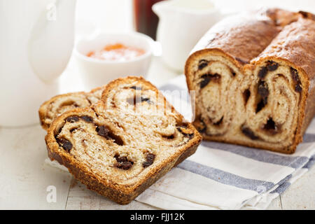 Pain aux raisins à la cannelle pour le petit déjeuner Banque D'Images