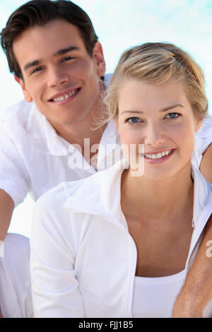 Smiling young couple habillé en blanc sur une journée d'été Banque D'Images