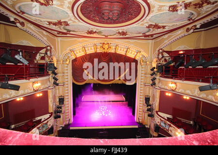 Appareils d'éclairage et la mise en place à l'intérieur du Théâtre Royal dans le centre de la ville de Wakefield, West Yorkshire Angleterre UK Banque D'Images