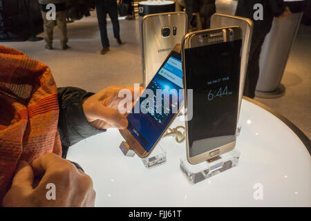 Les visiteurs de la Samsung 837 showroom dans le Meatpacking district de New York admirer le Samsung Galaxy S7, vu le Samedi 27 Février, 2016. Le showroom dans le Meatpacking district n'a pas de ventes mais est une vitrine pour les produits Samsung. (© Richard B. Levine) Banque D'Images