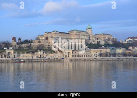 Vue sur la colline du Château et le Danube depuis ravageur en hiver. Budapest, Hongrie. Banque D'Images