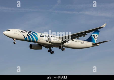 A330 Egyptair Airlines à l'atterrissage à l'aéroport de Londres Heathrow LHR Banque D'Images