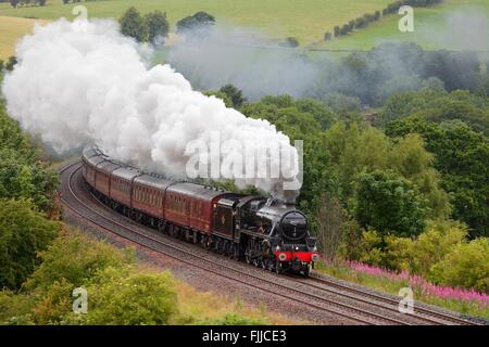 S'installer à Carlisle Railway Line. Le train à vapeur de la Sherwood Forester LMS Classe Stanier 45231. Ferme Bois Baron faible, Armathwaite, UK Banque D'Images