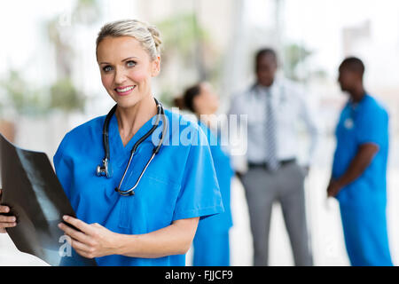 Belle female doctor holding CT scan in office Banque D'Images