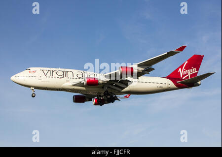 Boeing 747 Virgin Atlantic Airlines à l'atterrissage à l'aéroport de Londres Heathrow LHR Banque D'Images