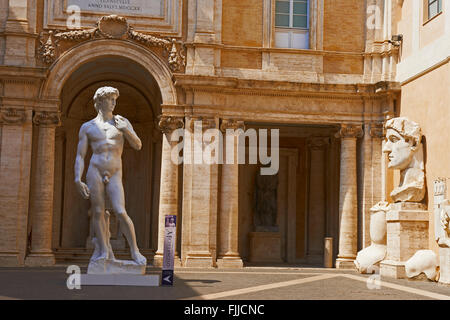 Palazzo dei Conservatori, Cour , Statue de David de Michel-Ange, les musées du Capitole. Rome. Lazio, Italie. Banque D'Images