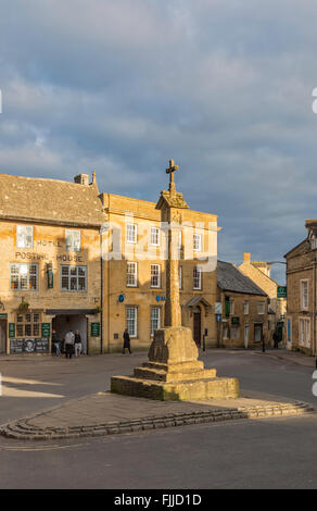 Stow-on-the-wold place du marché à la lumière de fin de soirée, les Cotswolds, Gloucestershire, England, UK Banque D'Images