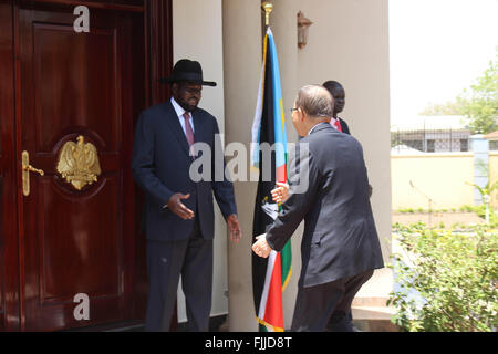 Juba, Soudan du Sud. Feb 25, 2016. Le Secrétaire Général des Nations Unies, BAN KI-MOON est arrivé à Juba le 25 février 2016, où il a rencontré le président du Soudan du Sud Salva Kiir, cette visite dans le cadre de sa tournée en Afrique de l'Est.Ban Ki-moon a déjà visité le Burundi et la République démocratique du Congo. Parler aux médias à Juba, le ministre des Affaires étrangères et de la Coopération internationale, Dr Barnaba Marial Benjamin dit Ki-moon a encouragé pour la nécessité de former un gouvernement d'unité nationale entre le gouvernement et l'opposition à la première occasion. (Crédit Image : © Samir Bol/ZUMA Banque D'Images