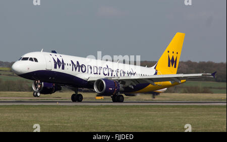 Airbus A318 Monarch Airways à l'atterrissage à l'aéroport de Luton Banque D'Images