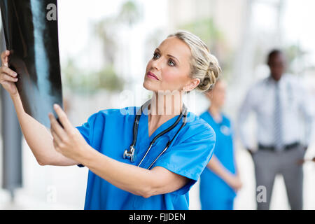 Au médecin à cliché radiographique Banque D'Images