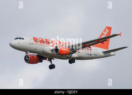 Airbus A319 d'easyJet Airlines à l'aéroport de Londres Luton LTN Banque D'Images